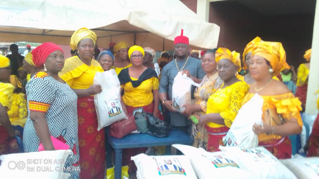 Yuletide: Anambra Deputy Speaker distributes bags of rice, cash to constituents