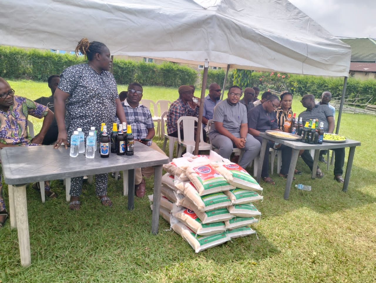 Yuletide: Ayade’s Former Aide Donates Rice, Cash Gifts To Calabar Municipality Ward 5 Members