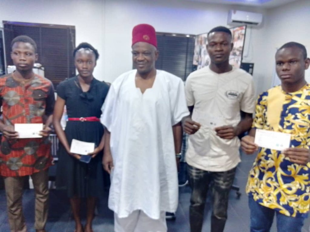 Ozo Jeff Offers Scholarship To Four Unizik Students In Anambra
