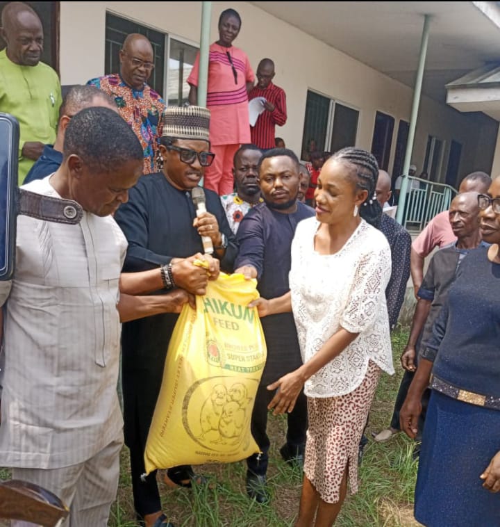 243 Cross River farmers receive FG’s agricultural inputs, feeds