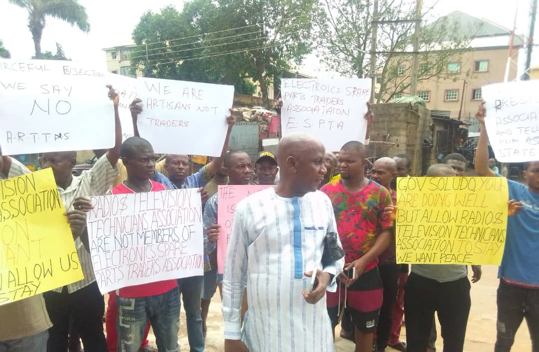 Over 250 radio, television repairers protest alleged eviction from Onitsha market