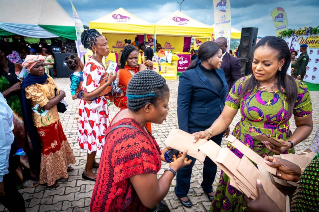 1000 women receive N50,000 each from Tinubu's wife recapitalisation grants in Anambra