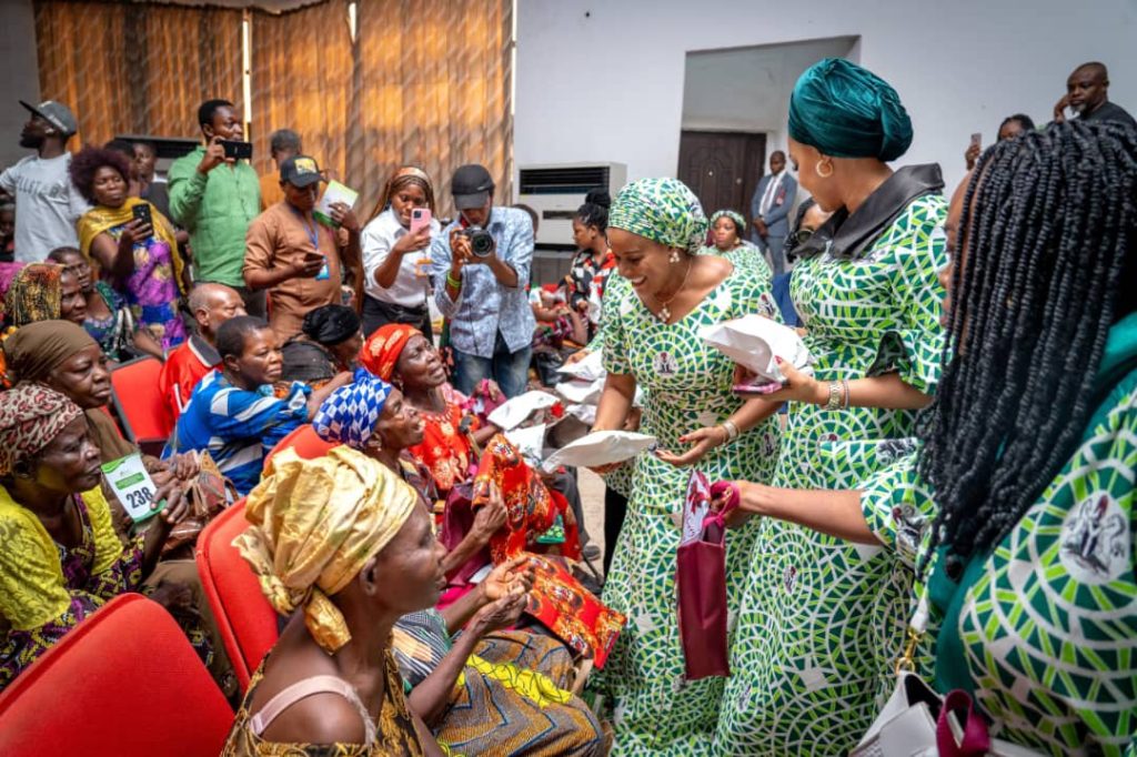 250 Anambra elderly persons receive N200,000 each from Tinubu's wife renewed hope support programme