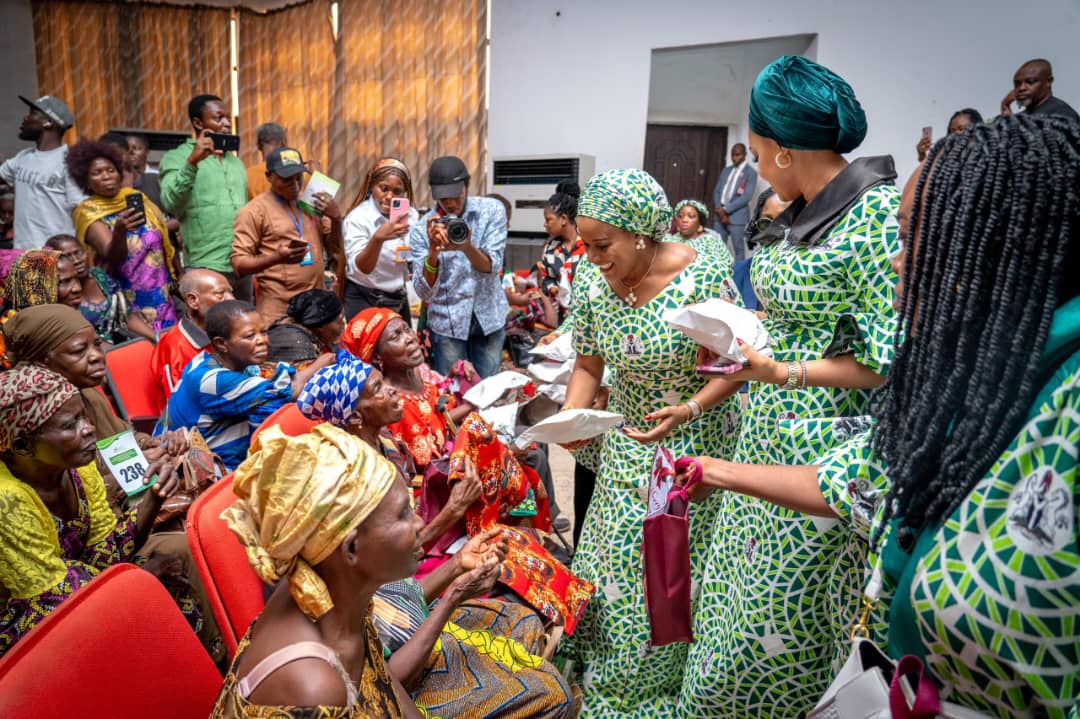 250 Anambra elderly persons receive N200,000 each from Tinubu’s wife renewed hope support programme