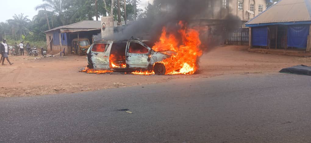 2 injured, vehicles set ablaze as security operatives clash with gunmen in Anambra