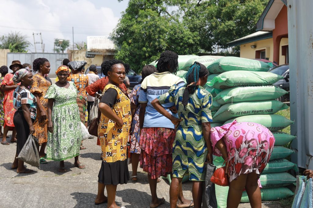 Senator Asuquo Ekpenyong Distributes 400 Bags of Fertilizer to Farmers in Cross River South