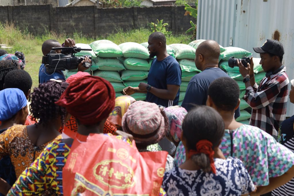 Senator Asuquo Ekpenyong Distributes 400 Bags of Fertilizer to Farmers in Cross River South