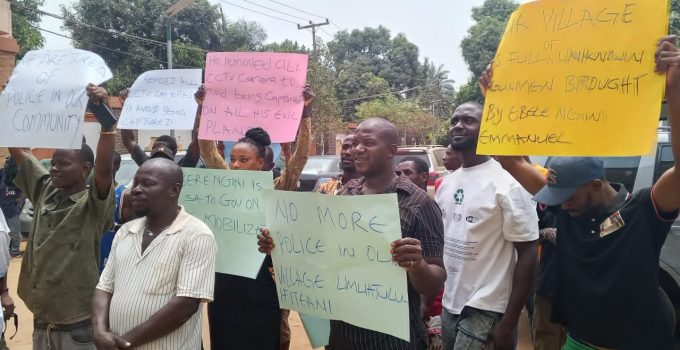 Youths protest bad leadership in Anambra community