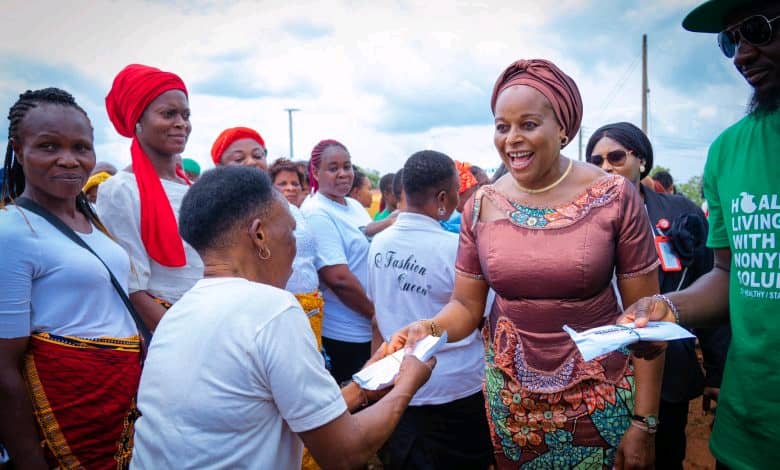 Anambra first lady empowers over 1,000 petty traders in Dunukofia