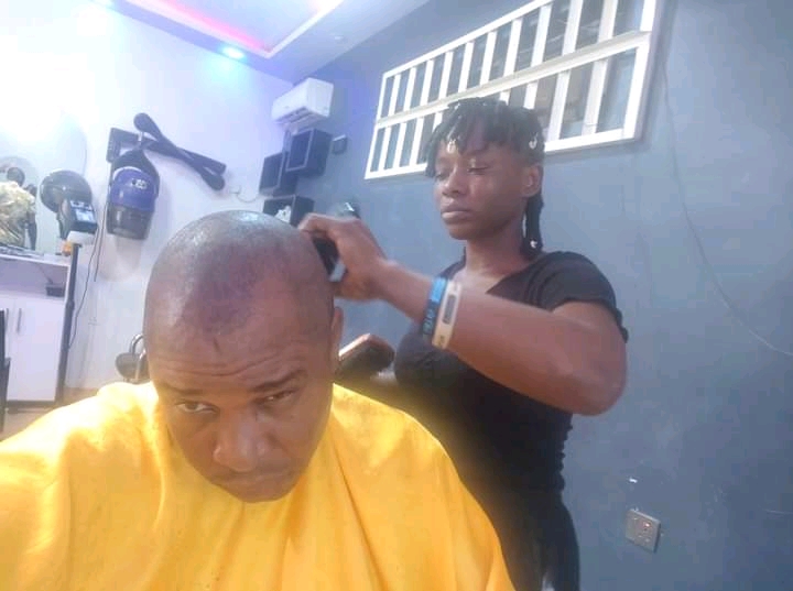 Meet my new barber, 27-year-old Miss Patience Uguru from Idomi, Yakurr LGA of Cross River State